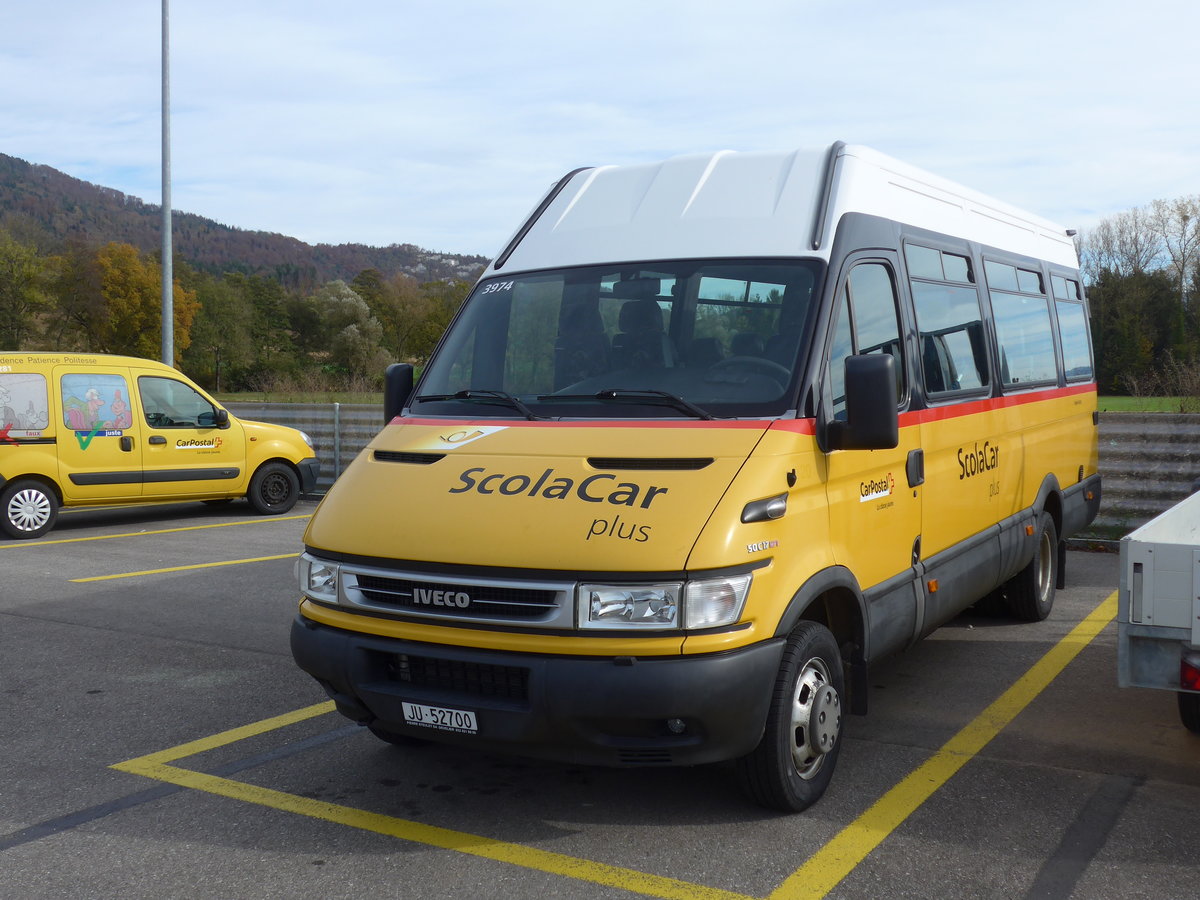 (186'038) - CarPostal Ouest - JU 52'700 - Iveco am 21. Oktober 2017 in Develier, Parkplatz