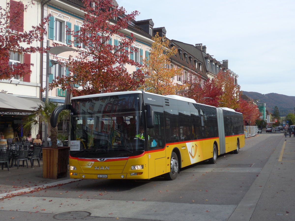 (186'044) - CarPostal Ouest - JU 36'104 - MAN am 21. Oktober 2017 beim Bahnhof Delmont