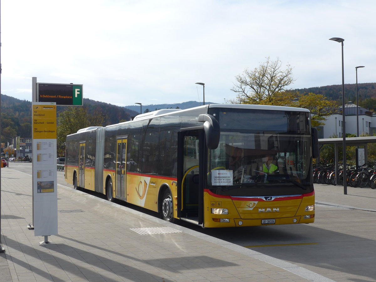 (186'058) - CarPostal Ouest - JU 36'104 - MAN am 21. Oktober 2017 beim Bahnhof Laufen