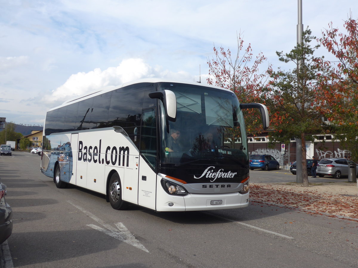 (186'082) - Stiefvater, Basel - BS 46'768 - Setra am 21. Oktober 2017 beim Bahnhof Liestal