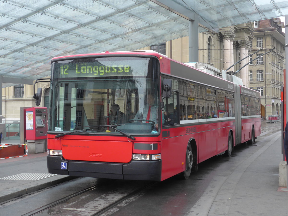 (186'529) - Bernmobil, Bern - Nr. 1 - NAW/Hess Gelenktrolleybus am 19. November 2017 beim Bahnhof Bern