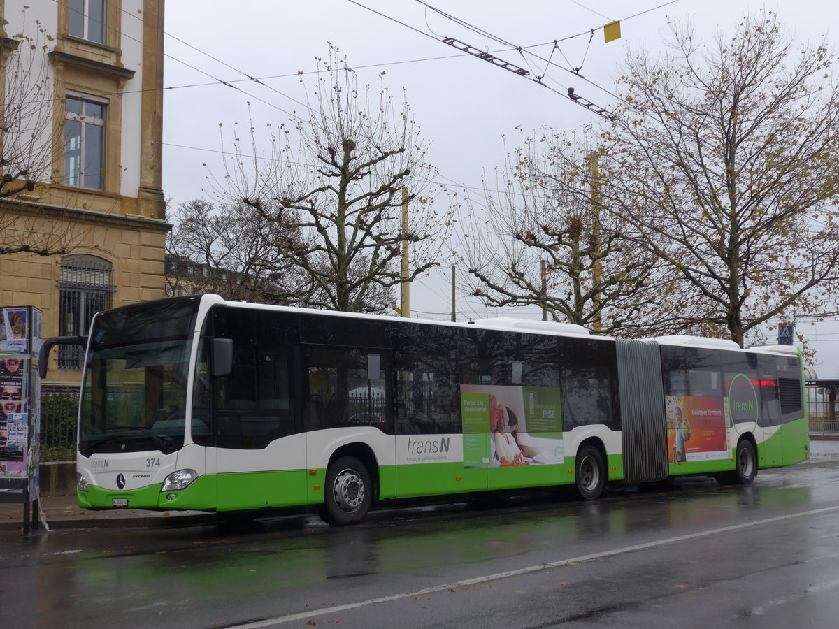 (186'582) - transN, La Chaux-de-Fonds - Nr. 374/NE 146'374 - Mercedes am 25. November 2017 in Neuchtel, Place Pury