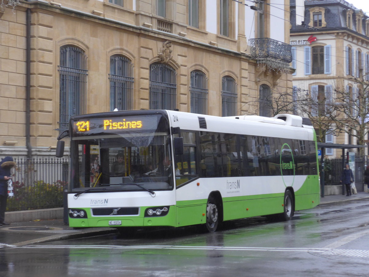 (186'596) - transN, La Chaux-de-Fonds - Nr. 214/NE 93'214 - Volvo (ex TN Neuchtel Nr. 214) am 25. November 2017 in Neuchtel, Place Pury