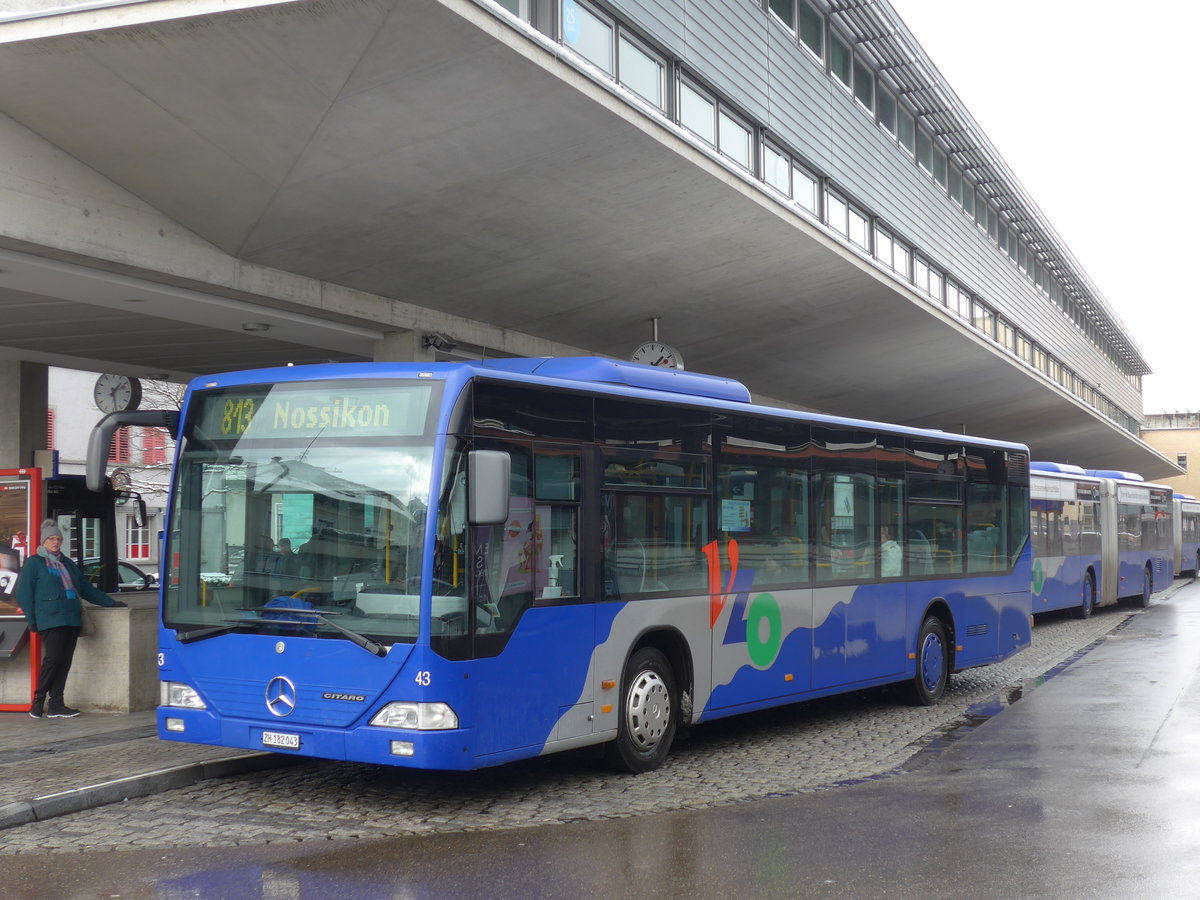 (186'851) - VZO Grningen - Nr. 43/ZH 182'043 - Mercedes am 9. Dezember 2017 beim Bahnhof Uster