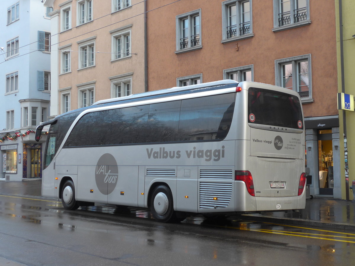 (186'915) - Valbus, Lugano - Nr. 7/TI 242'509 - Setra am 9. Dezember 2017 in Winterthur, Schmidgasse