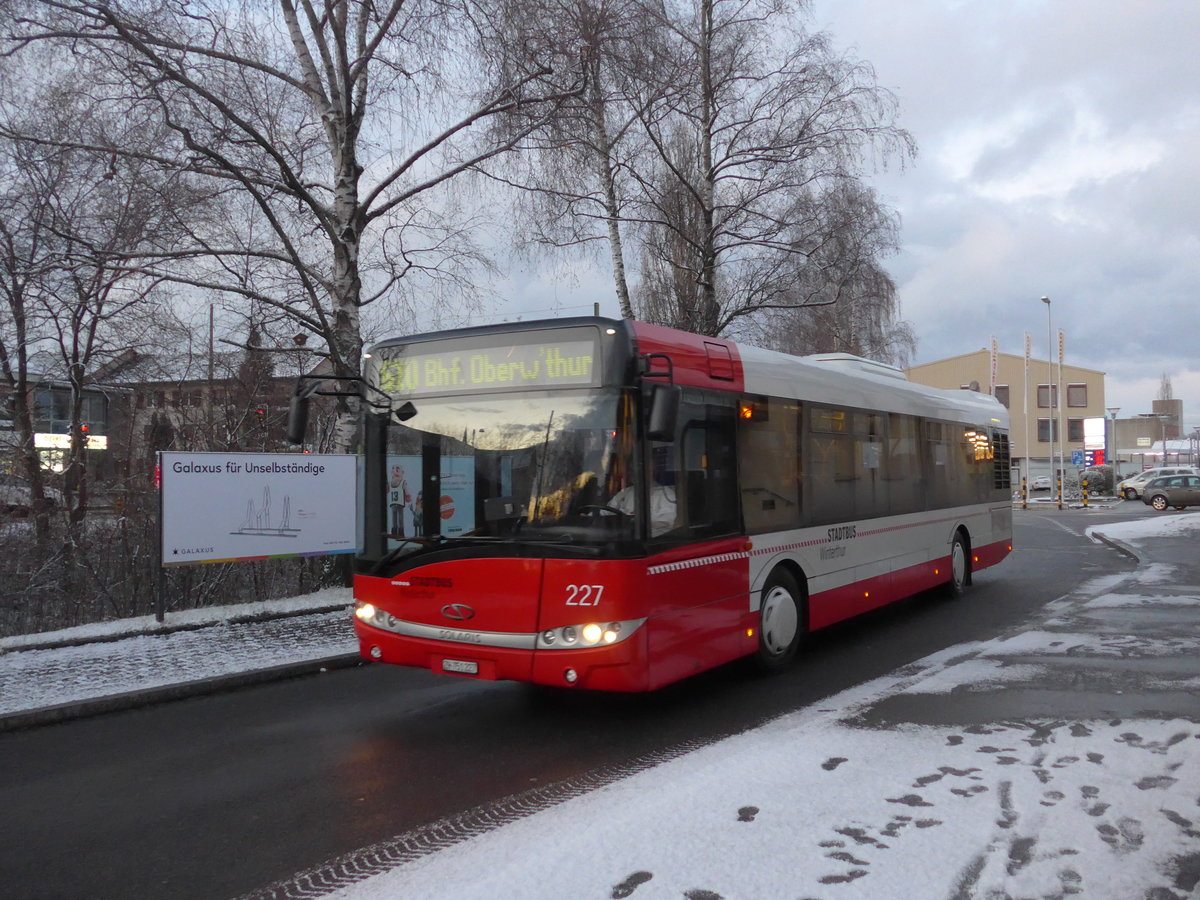 (186'931) - SW Winterthur - Nr. 227/ZH 751'227 - Solaris am 9. Dezember 2017 beim Bahnhof Oberwinterthur 