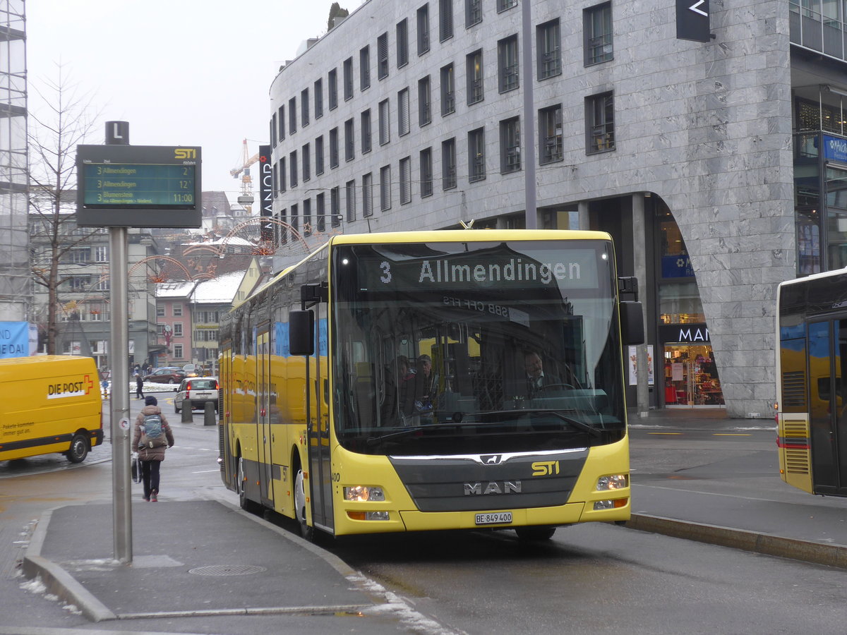 (186'944) - STI Thun - Nr. 400/BE 849'400 - MAN am 11. Dezember 2017 beim Bahnhof Thun