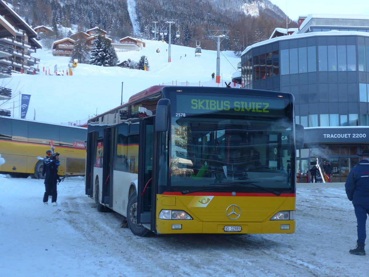 (186'970) - Lathion, Sion - Nr. 18/VS 12'989 - Mercedes (ex PostAuto Wallis Nr. 70; ex Lathion, Sion Nr. 70) am 17. Dezember 2017 in Haute-Nendaz, Tlcabine