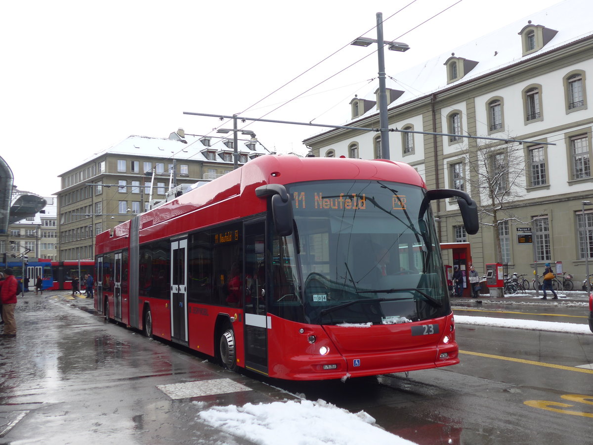 (187'055) - Bernmobil, Bern - Nr. 23 - Hess/Hess Gelenktrolleybus am 18. Dezember 2017 beim Bahnhof Bern