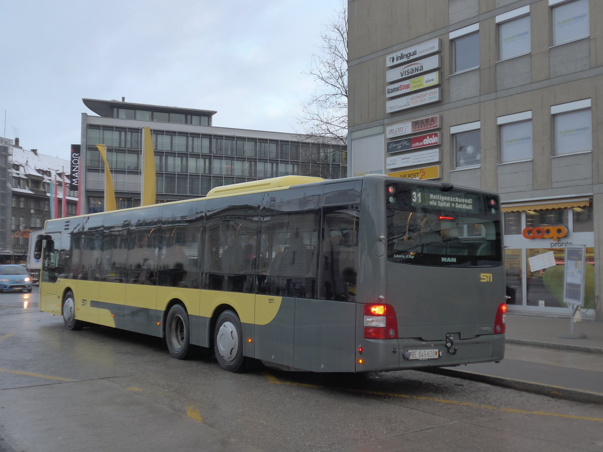 (187'103) - STI Thun - Nr. 600/BE 849'600 - MAN am 18. Dezember 2017 beim Bahnhof Thun