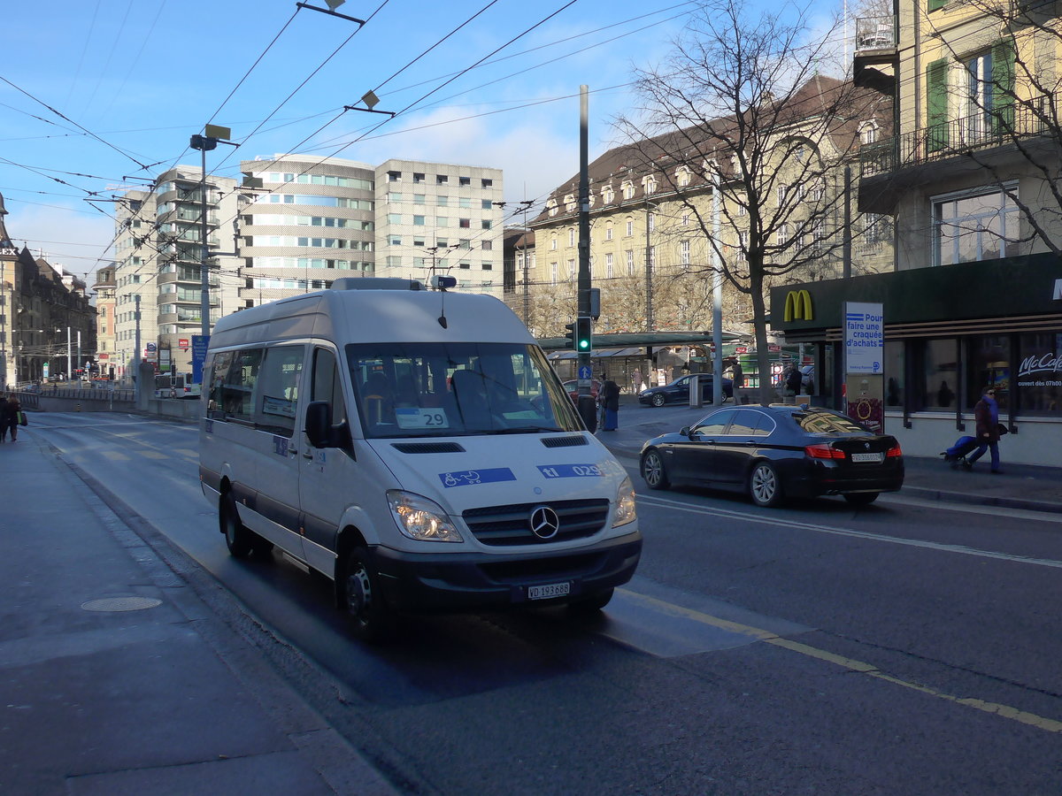 (187'133) - TL Lausanne - Nr. 29/VD 193'688 - Mercedes am 23. Dezember 2017 in Lausanne, Chauderon