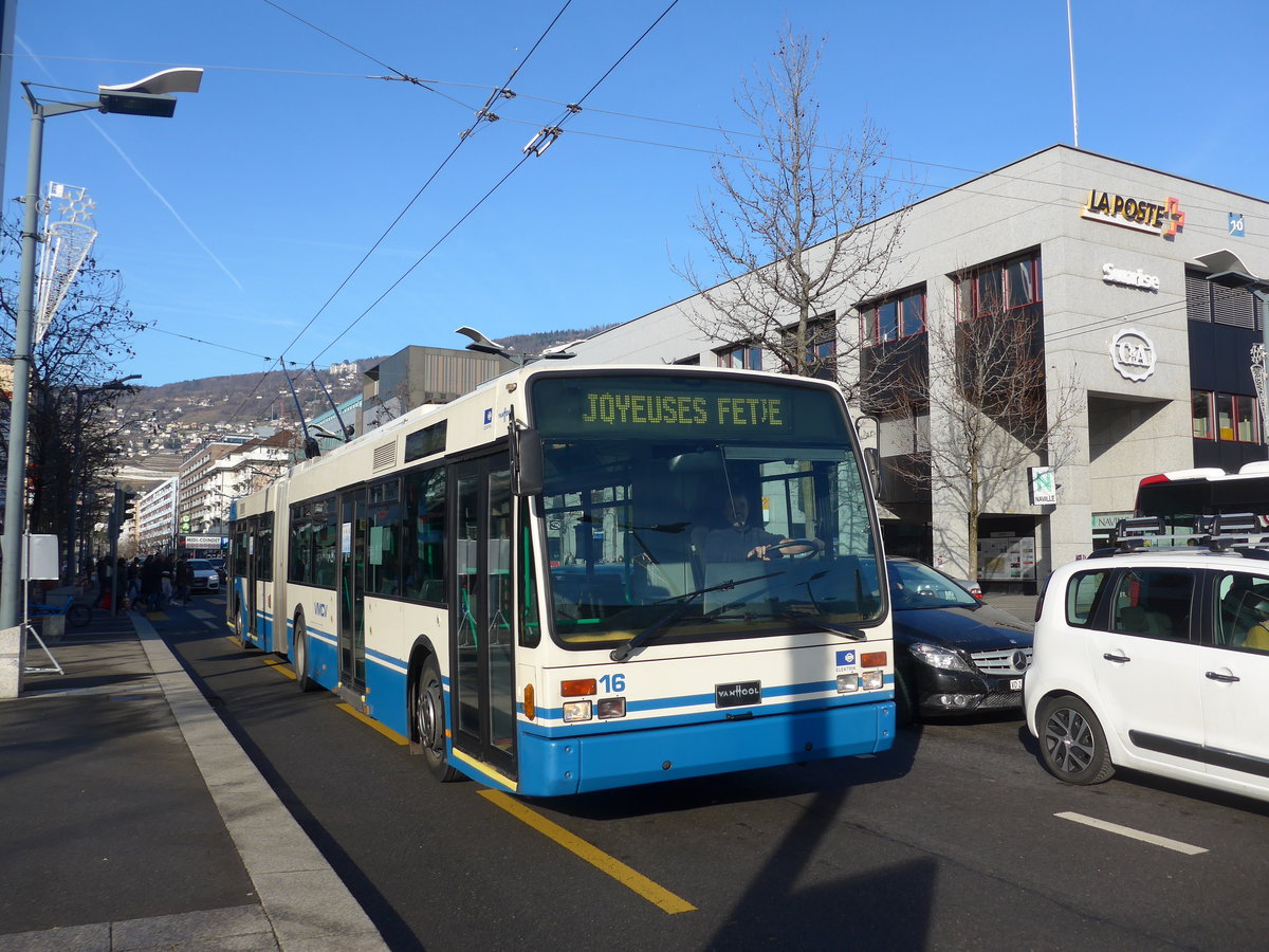 (187'199) - VMCV Clarens - Nr. 16 - Van Hool Gelenktrolleybus am 23. Dezember 2017 beim Bahnhof Vevey