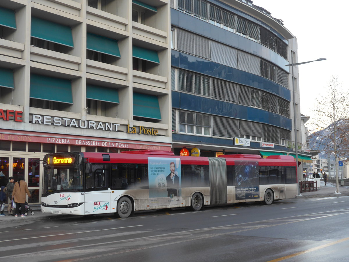 (187'255) - PostAuto Wallis - Nr. 67/VS 429'479 - Solaris am 23. Dezember 2017 beim Bahnhof Sion