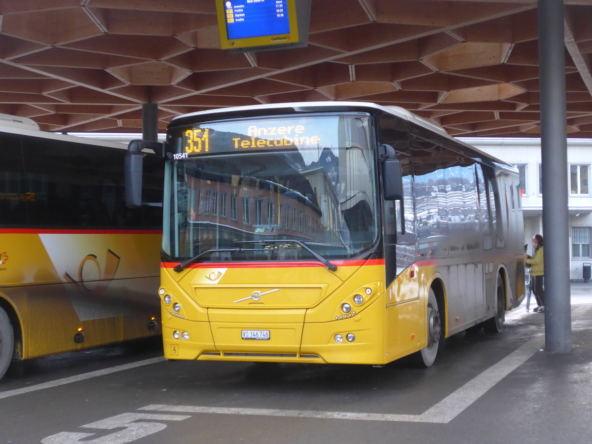 (187'257) - Buchard, Leytron - VS 346'746 - Volvo am 23. Dezember 2017 beim Bahnhof Sion