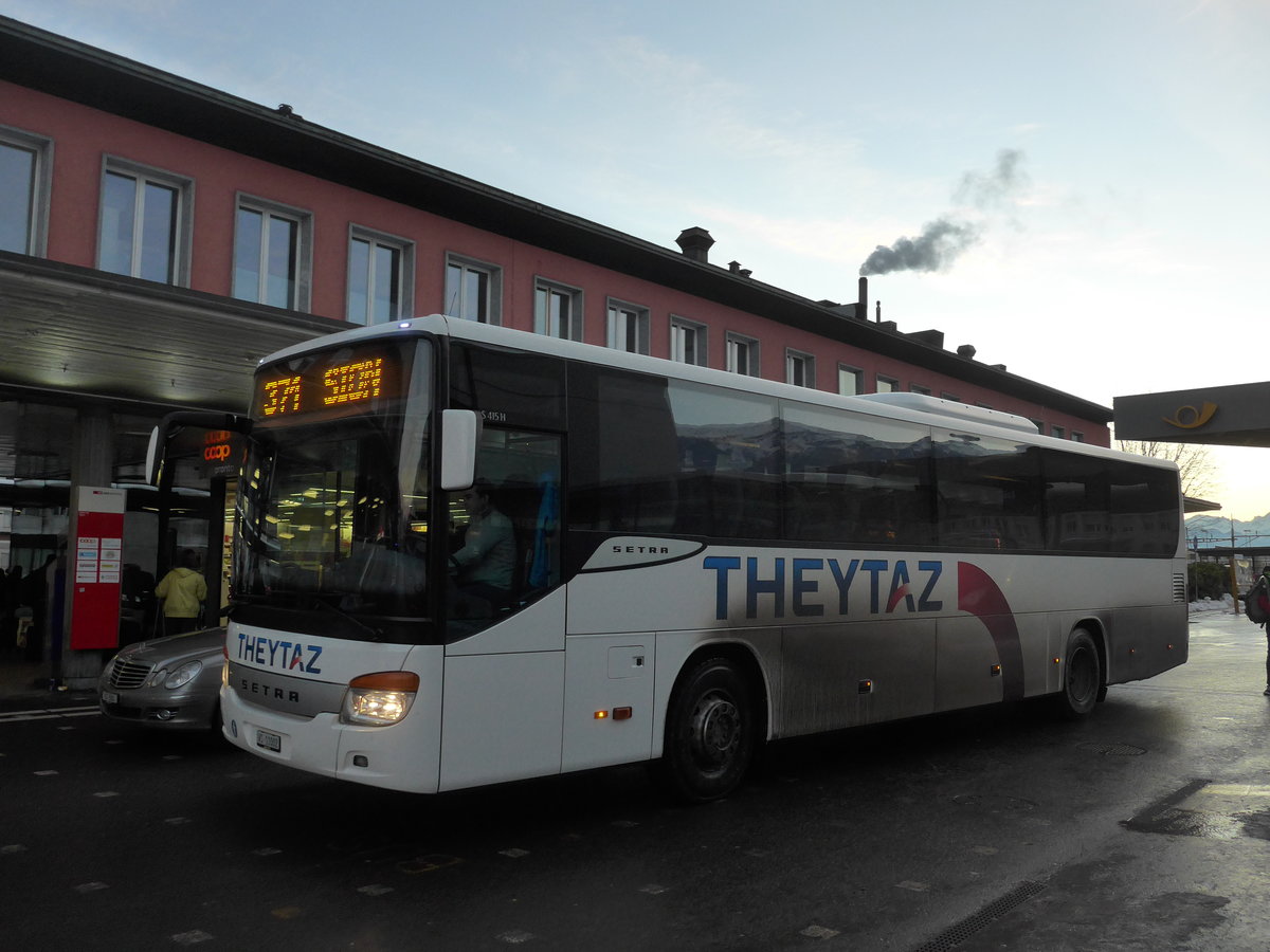 (187'258) - Theytaz, Sion - VS 11'002 - Setra am 23. Dezember 2017 beim Bahnhof Sion