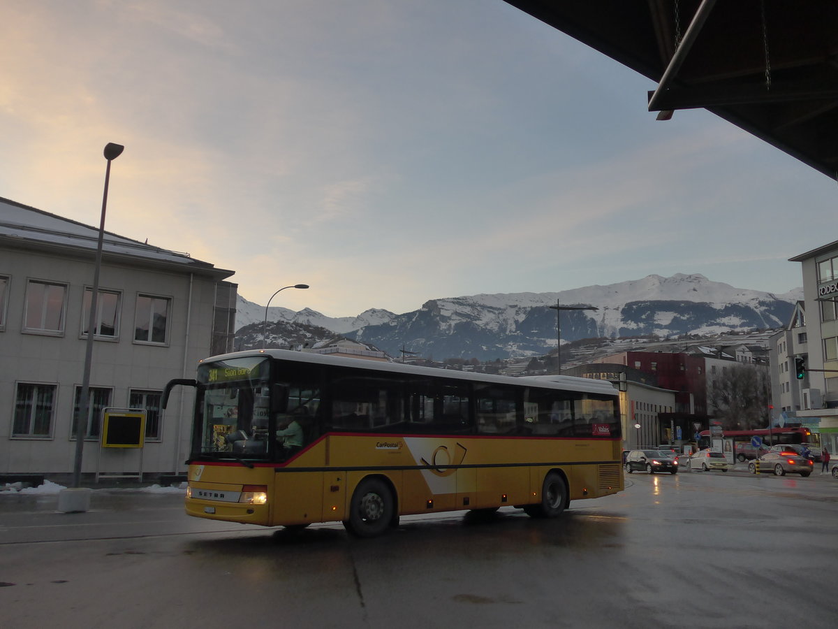 (187'268) - TRD, Savise - VS 16'013 - Setra (ex Dubuis, Savise) am 23. Dezember 2017 beim Bahnhof Sion