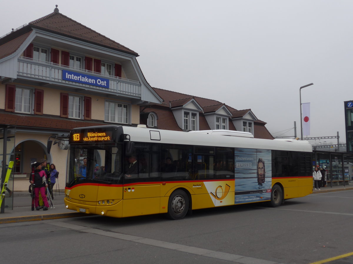 (187'338) - PostAuto Bern - BE 610'538 - Solaris am 24. Dezember 2017 beim Bahnhof Interlaken Ost