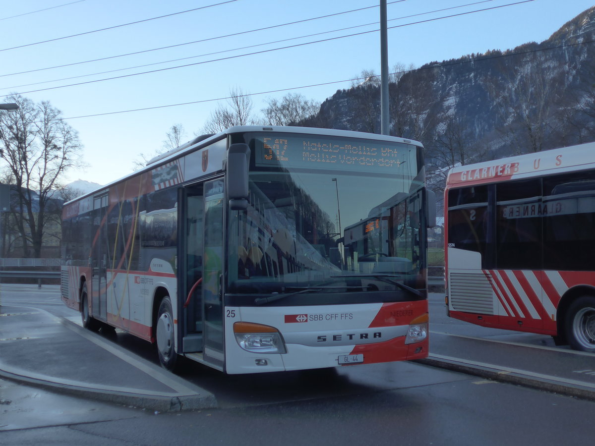 (187'488) - Niederer, Filzbach - Nr. 25/GL 44 - Setra am 31. Dezember 2017 beim Bahnhof Ziegelbrcke