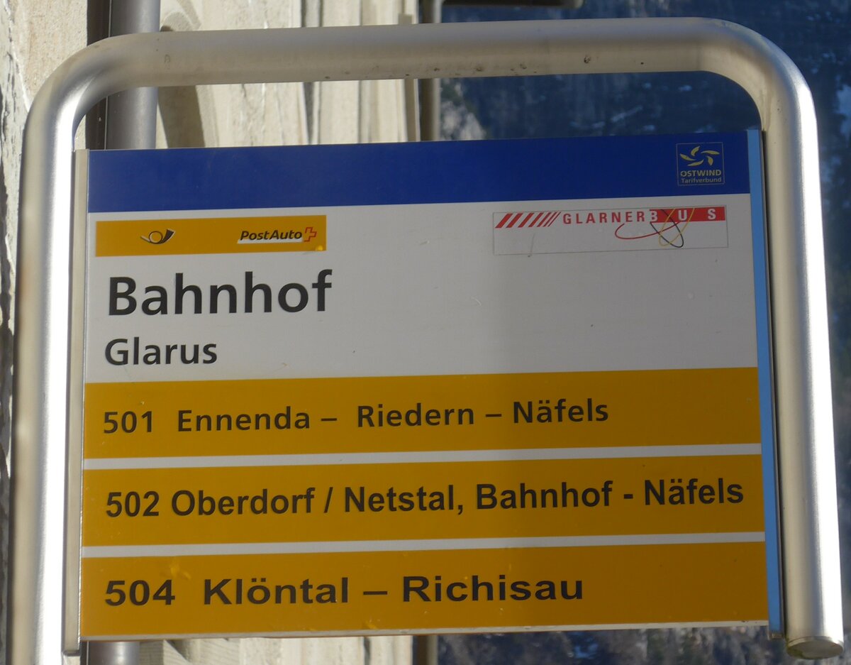 (187'512) - PostAuto/GLARNER BUS-Haltestellenschild - Glarus, Bahnhof - am 31. Dezember 2017