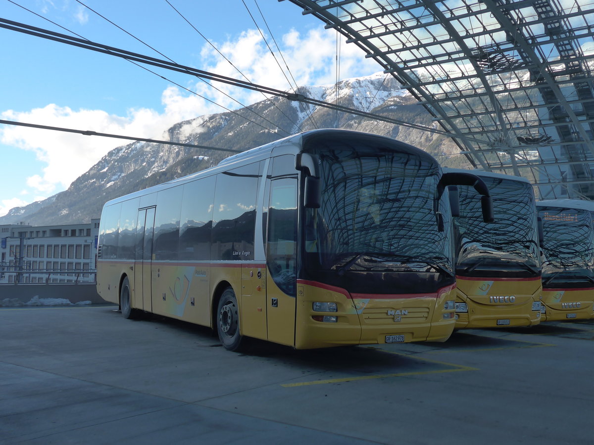 (187'601) - PostAuto Graubnden - GR 162'978 - MAN am 1. Januar 2018 in Chur, Postautostation