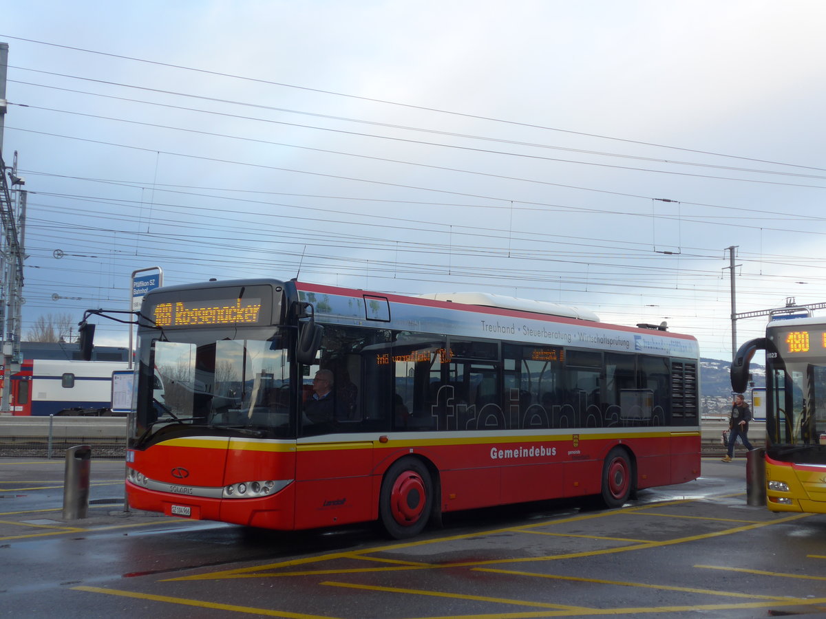 (187'613) - Landolt, Pfffikon - SZ 104'966 - Solaris am 1. januar 2018 beim Bahnhof Pfffikon