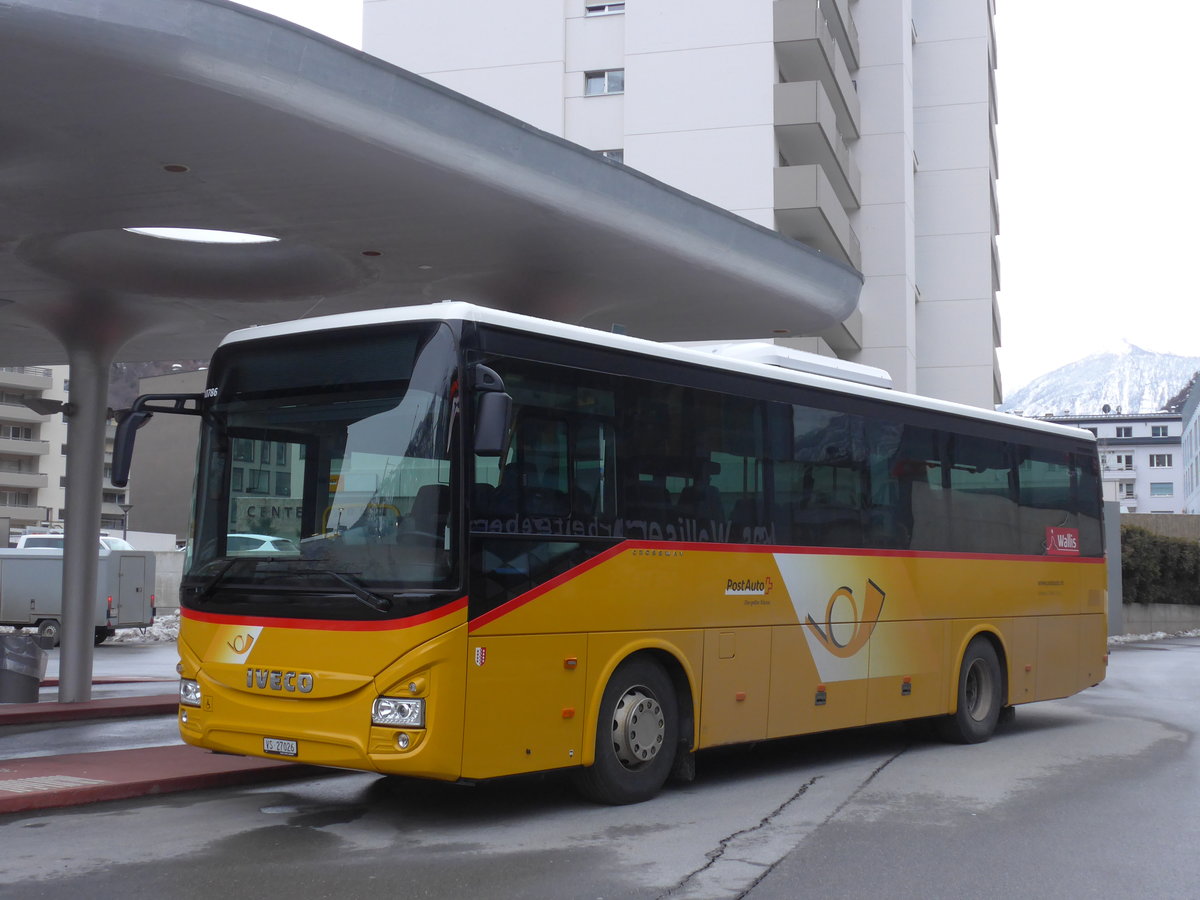 (187'980) - Autotour, Visp - VS 27'026 - Iveco am 20. Januar 2018 beim Bahnhof Visp