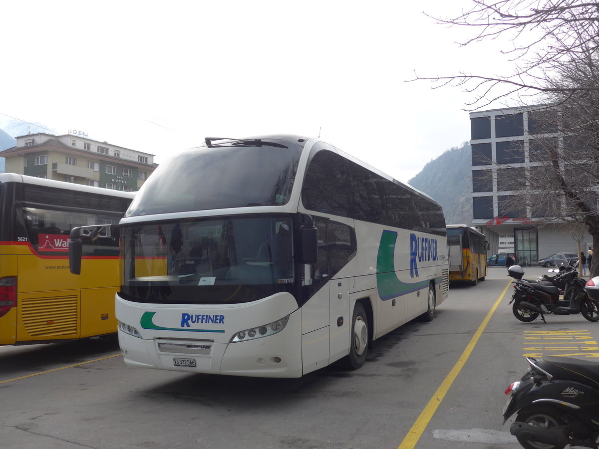 (188'445) - Ruffiner, Turtmann - Nr. 17/VS 332'566 - Neoplan am 11. Februar 2018 beim Bahnhof Brig