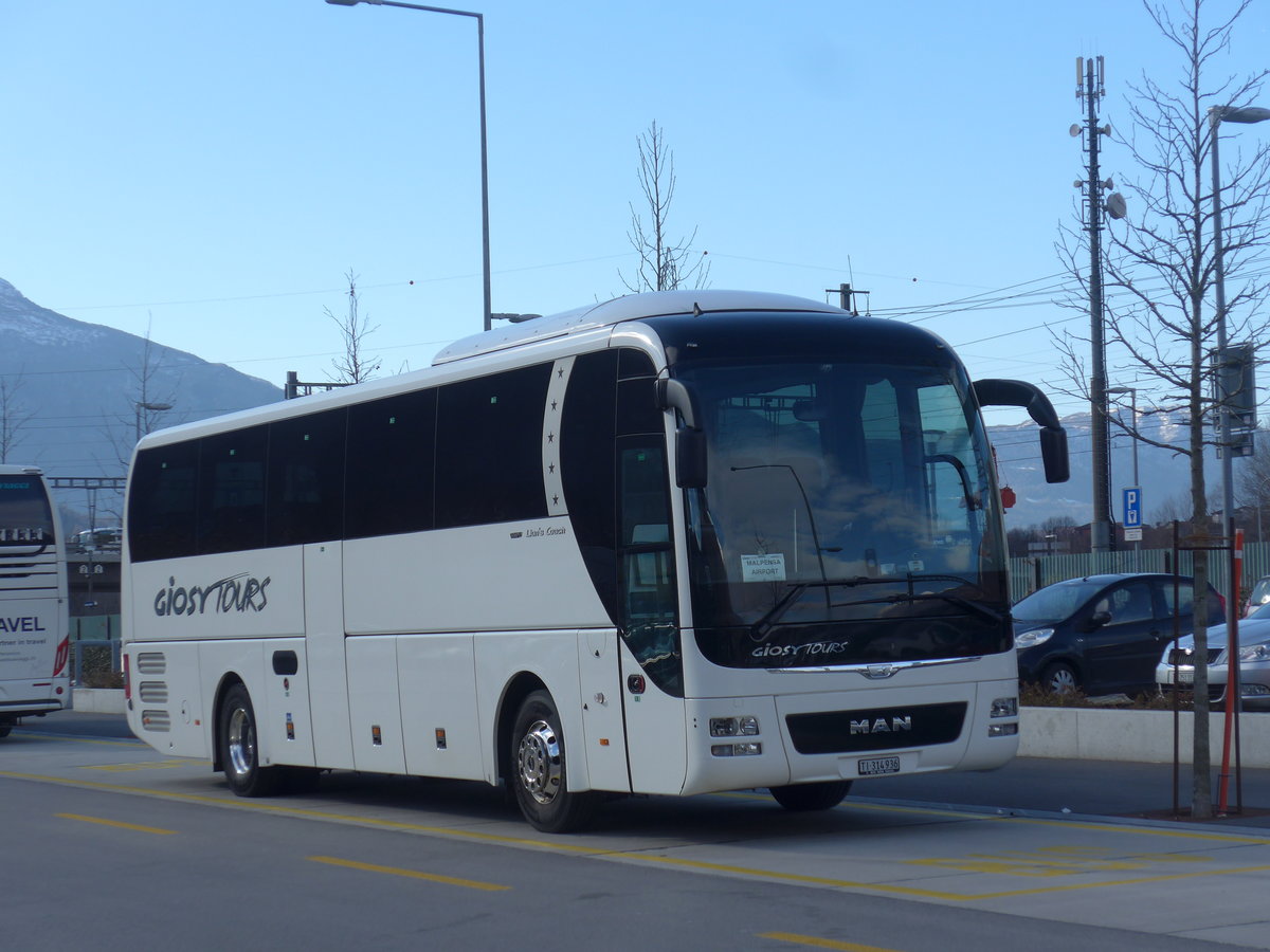 (188'572) - Giosy, S. Antonio - TI 314'936 - MAN am 14. Februar 2018 beim Bahnhof Castione