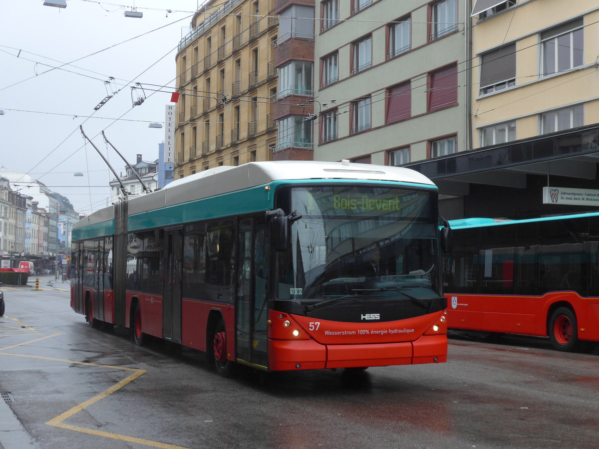 (188'690) - VB Biel - Nr. 57 - Hess/Hess Gelenktrolleybus am 15. Februar 2018 beim Bahnhof Biel