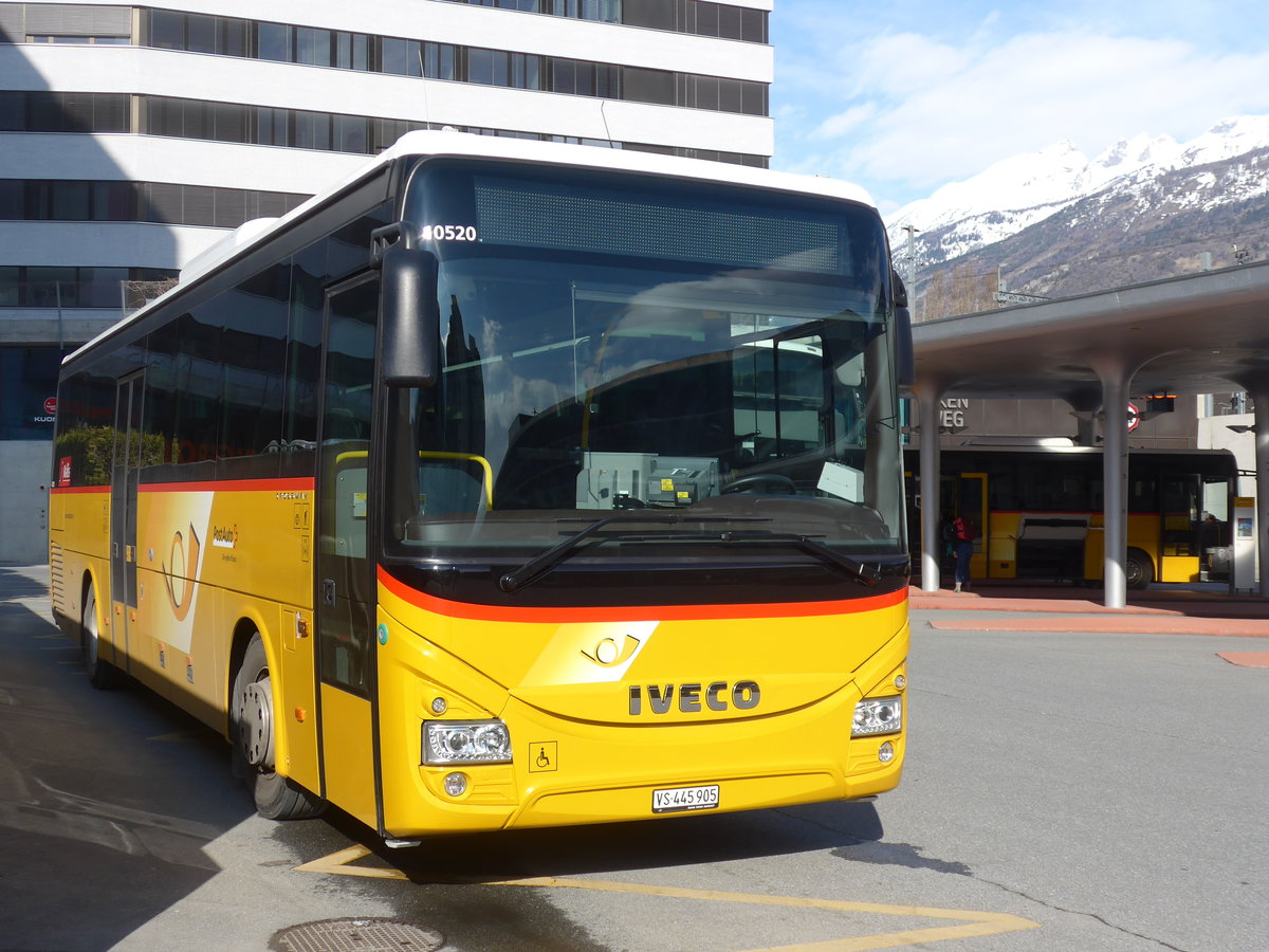 (189'705) - PostAuto Wallis - VS 445'905 - Iveco am 30. Mrz 2018 beim Bahnhof Visp