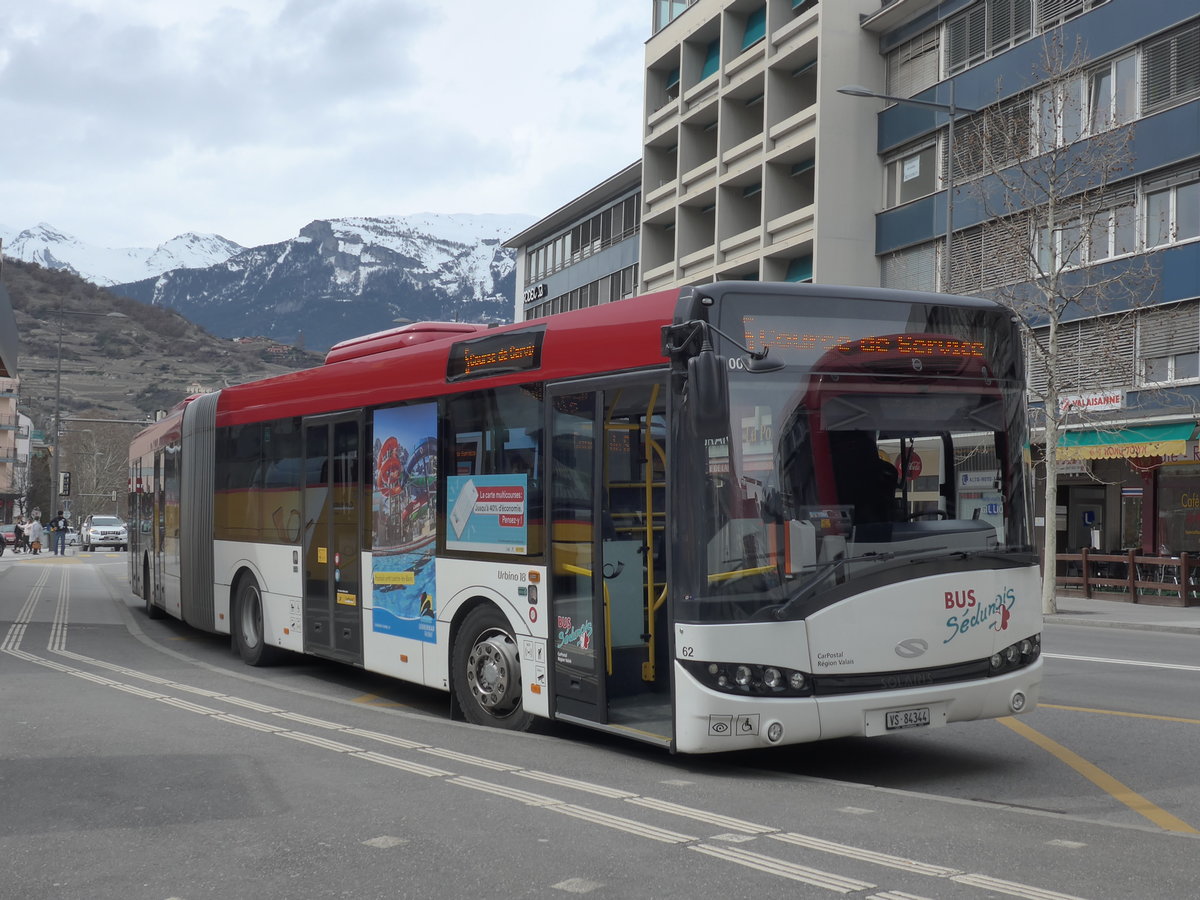 (189'758) - PostAuto Wallis - Nr. 62/VS 84'344 - Solaris am 30. Mrz 2018 beim Bahnhof Sion