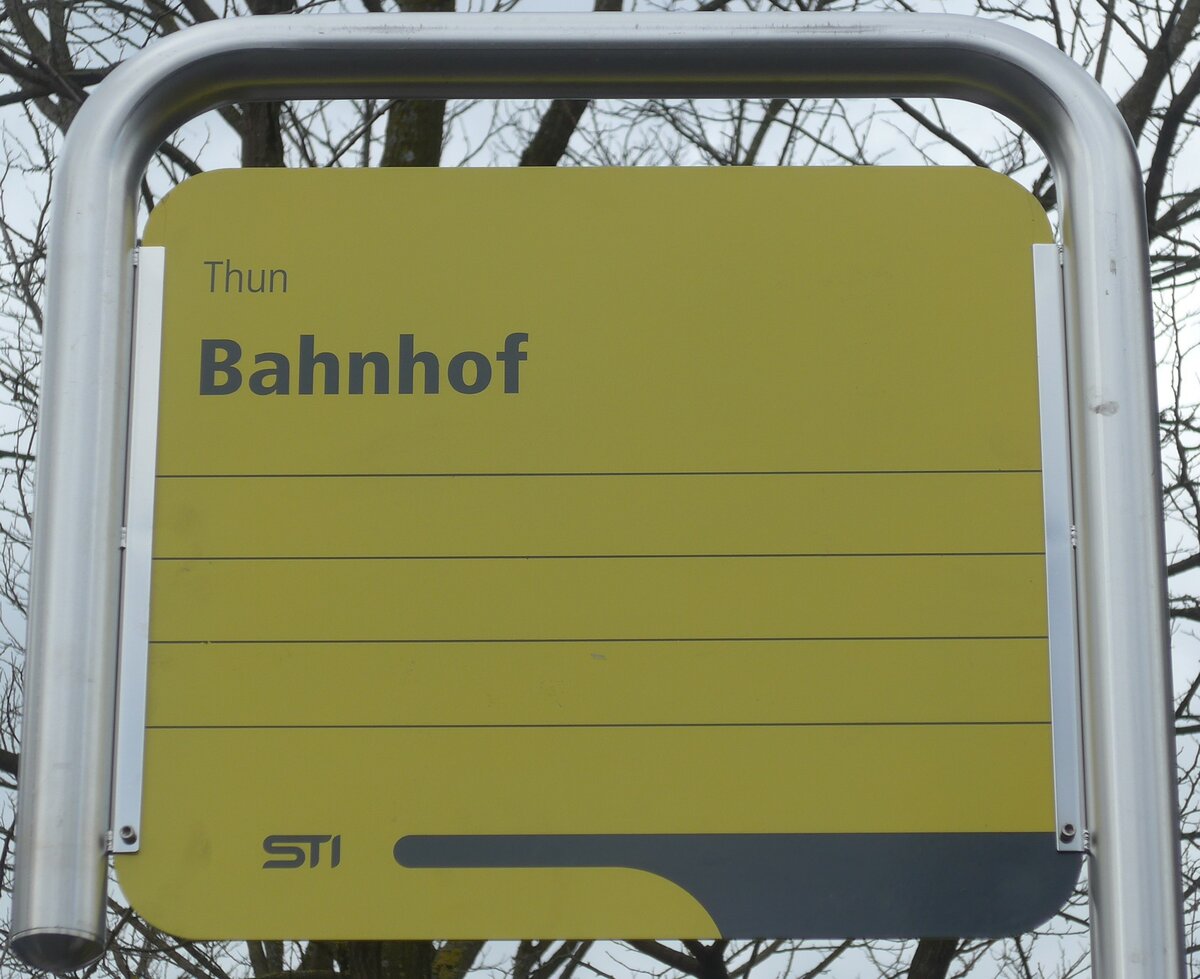 (190'097) - STI-Haltestellenschild - Thun, Bahnhof - am 9. April 2018