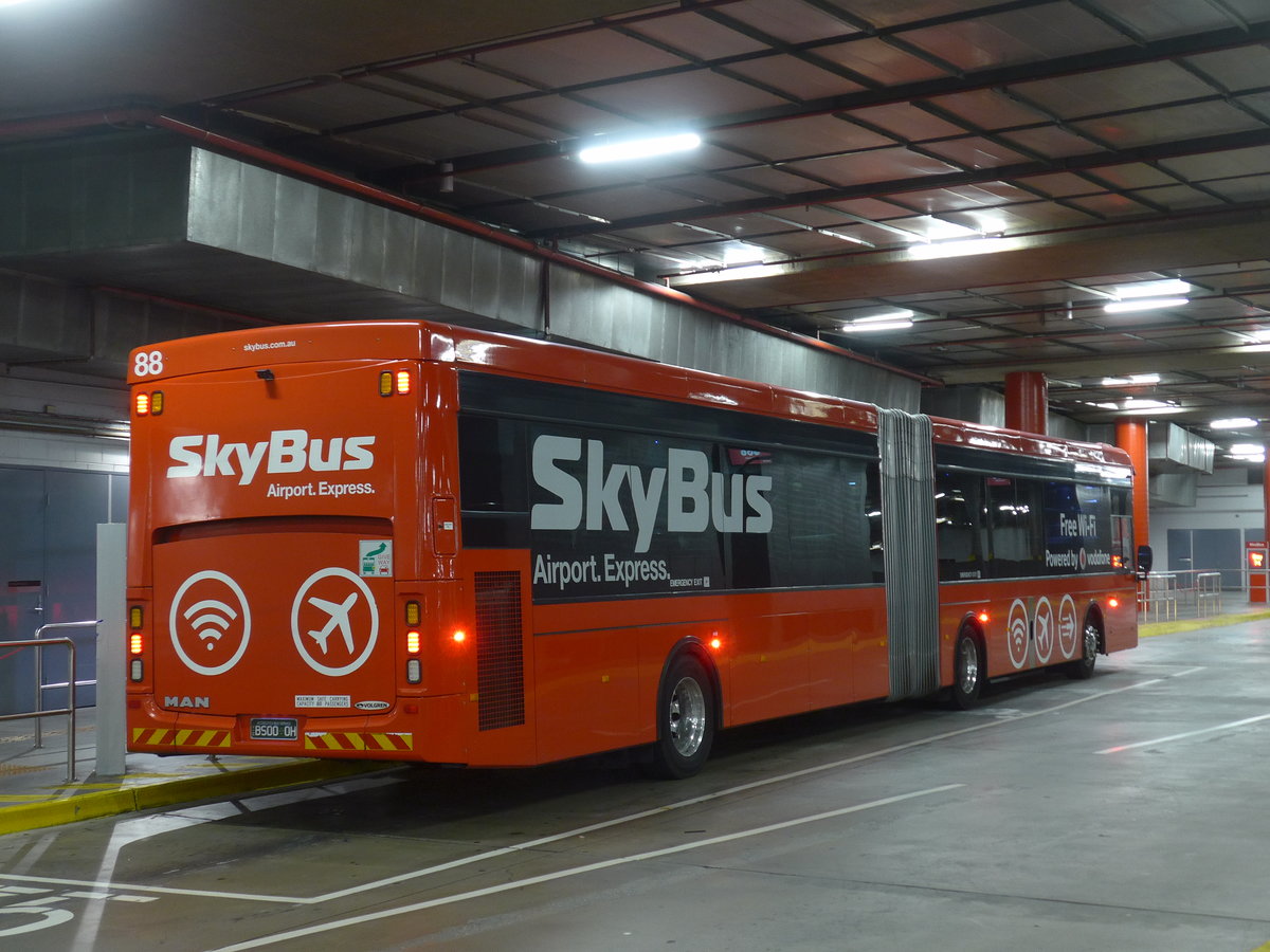 (190'196) - SkyBus, Melbourne - Nr. 88/BS00 OH - MAN/Volgren (ex Nr. 95) am 17. April 2018 in Melbourne, Coach Station