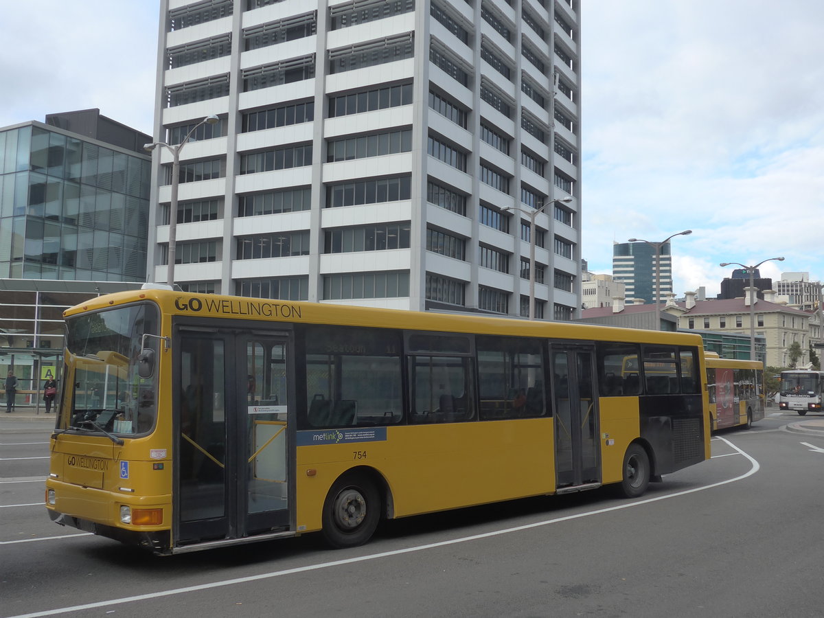 (191'595) - GO Wellington - Nr. 754/XP6955 - MAN/Designline am 27. April 2018 beim Bahnhof Wellington