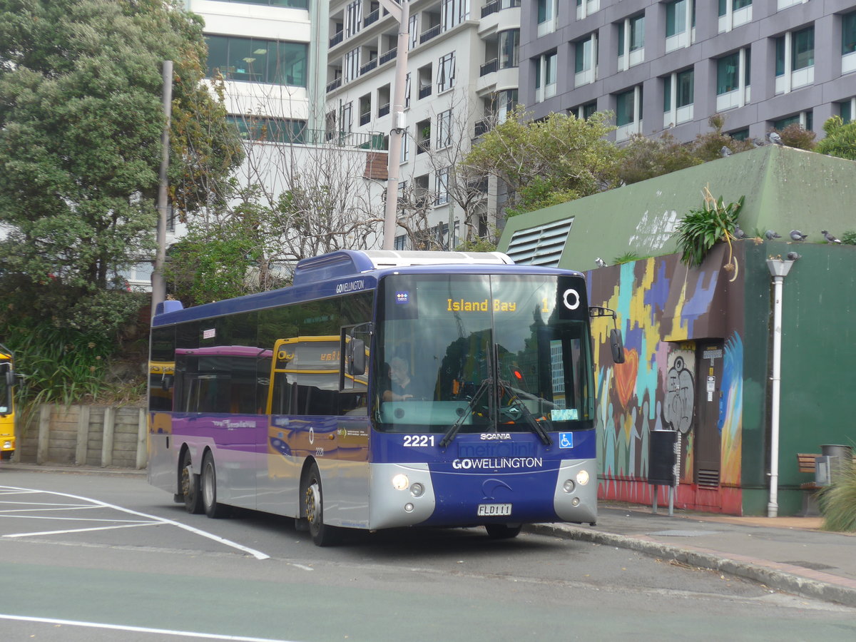 (191'622) - GO Wellington - Nr. 2221/FLD111 - Scania/KiwiBus am 27. April 2018 beim Bahnhof Wellington