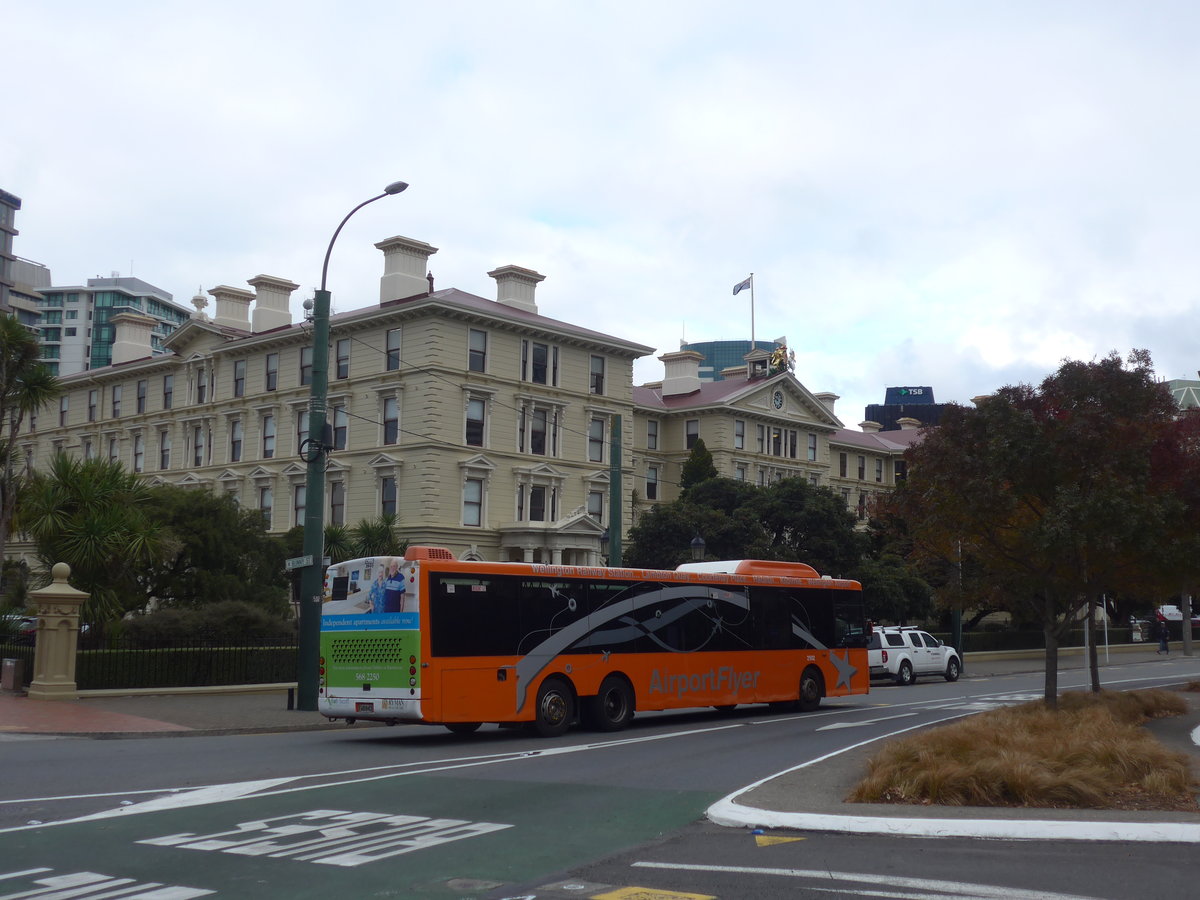 (191'652) - Airport Flyer, Wellington - Nr. 2502/EWB842 - Scania/KiwiBus am 27. April 2018 beim Bahnhof Wellington