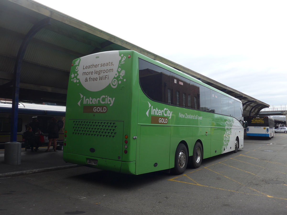 (191'738) - InterCity - Nr. 1084/JQU740 - Scania/KiwiBus am 27. April 2018 beim Bahnhof Wellington