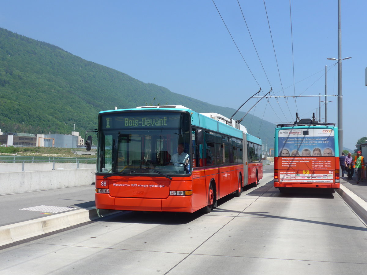 (192'848) - VB Biel - Nr. 88 + 84 - NAW/Hess Gelenktrolleybusse am 6. Mai 2018 in Biel, Stadien