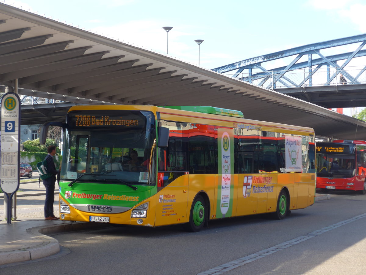 (194'130) - Freiburger-Reisedienst, Freiburg - FR-AZ 945 - Iveco am 18. Juni 2018 beim Bahnhof Freiburg