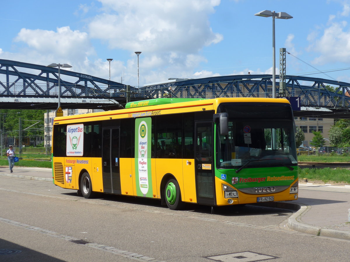 (194'218) - Freiburger-Reisedienst, Freiburg - FR-AZ 945 - Iveco am 18. Juni 2018 beim Bahnhof Freiburg