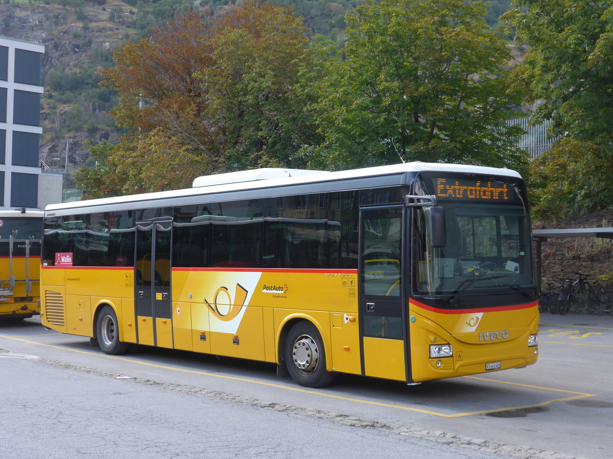 (195'068) - PostAuto Wallis - VS 441'406 - Iveco am 22. Juli 2018 beim Bahnhof Brig