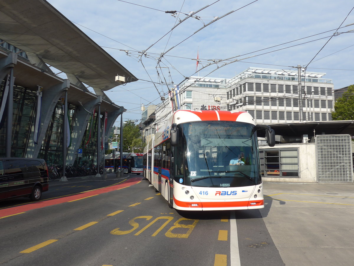 (195'373) - VBL Luzern - Nr. 416 - Hess/Hess Doppelgelenktrolleybus am 1. August 2018 beim Bahnhof Luzern