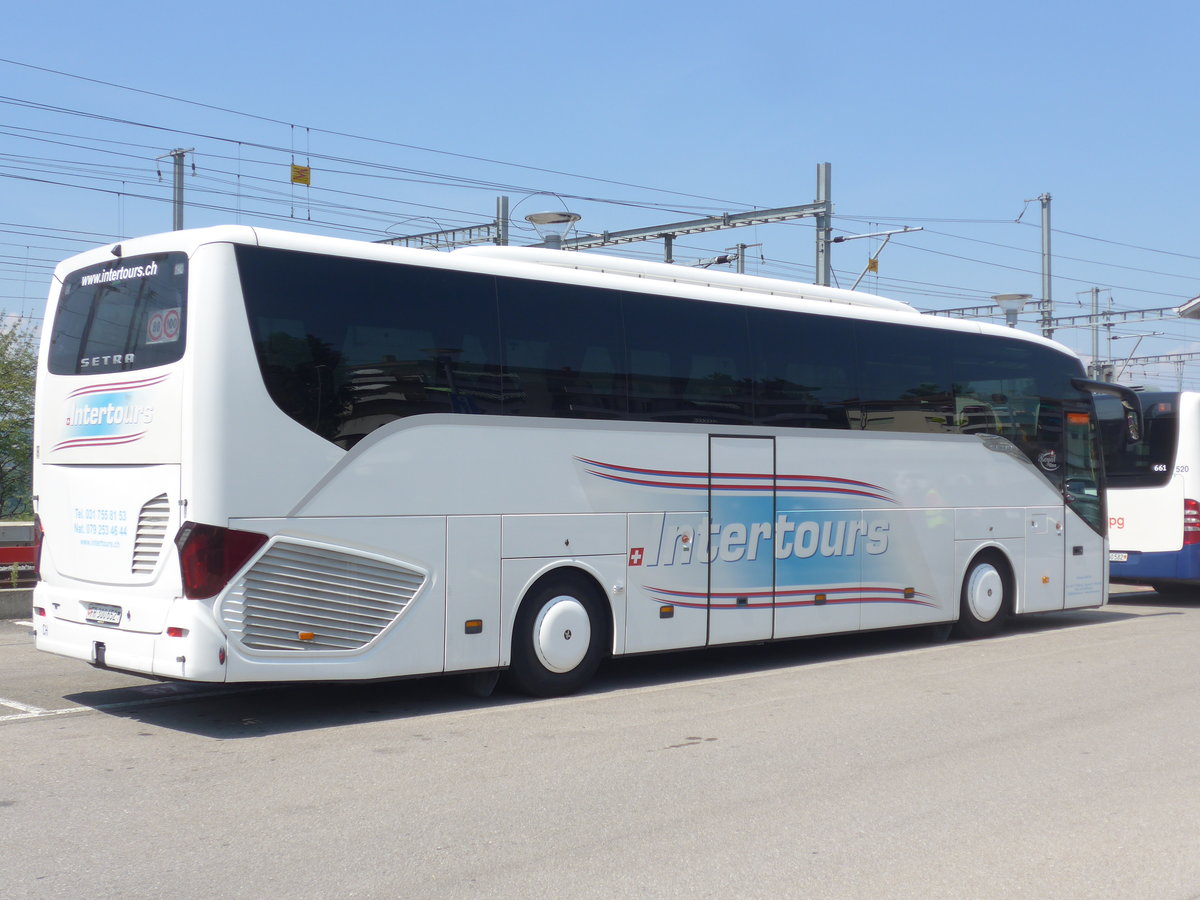 (195'578) - Intertours, Domdidier - FR 300'652 - Setra am 5. August 2018 beim Bahnhof Palzieux