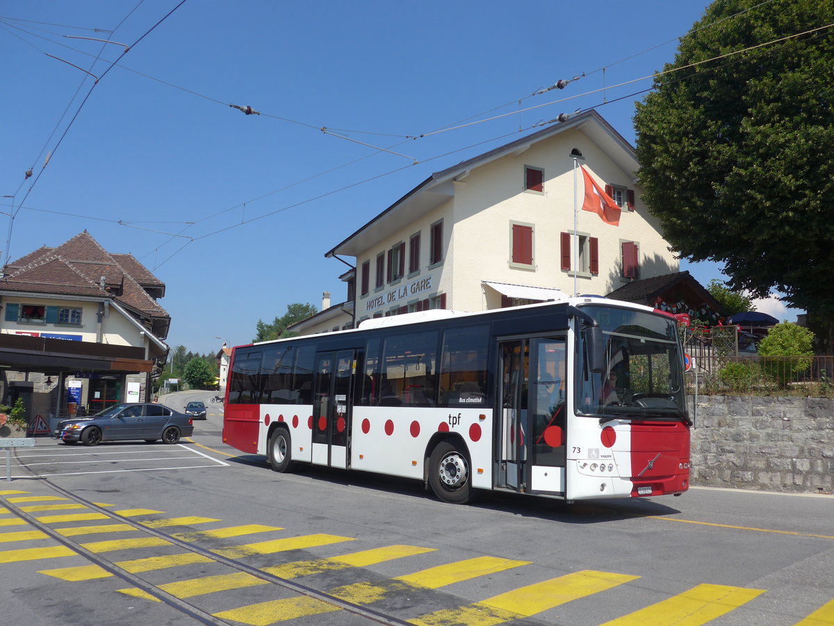 (195'605) - TPF Fribourg - Nr. 73/FR 300'279 - Volvo am 5. August 2018 beim Bahnhof Palzieux