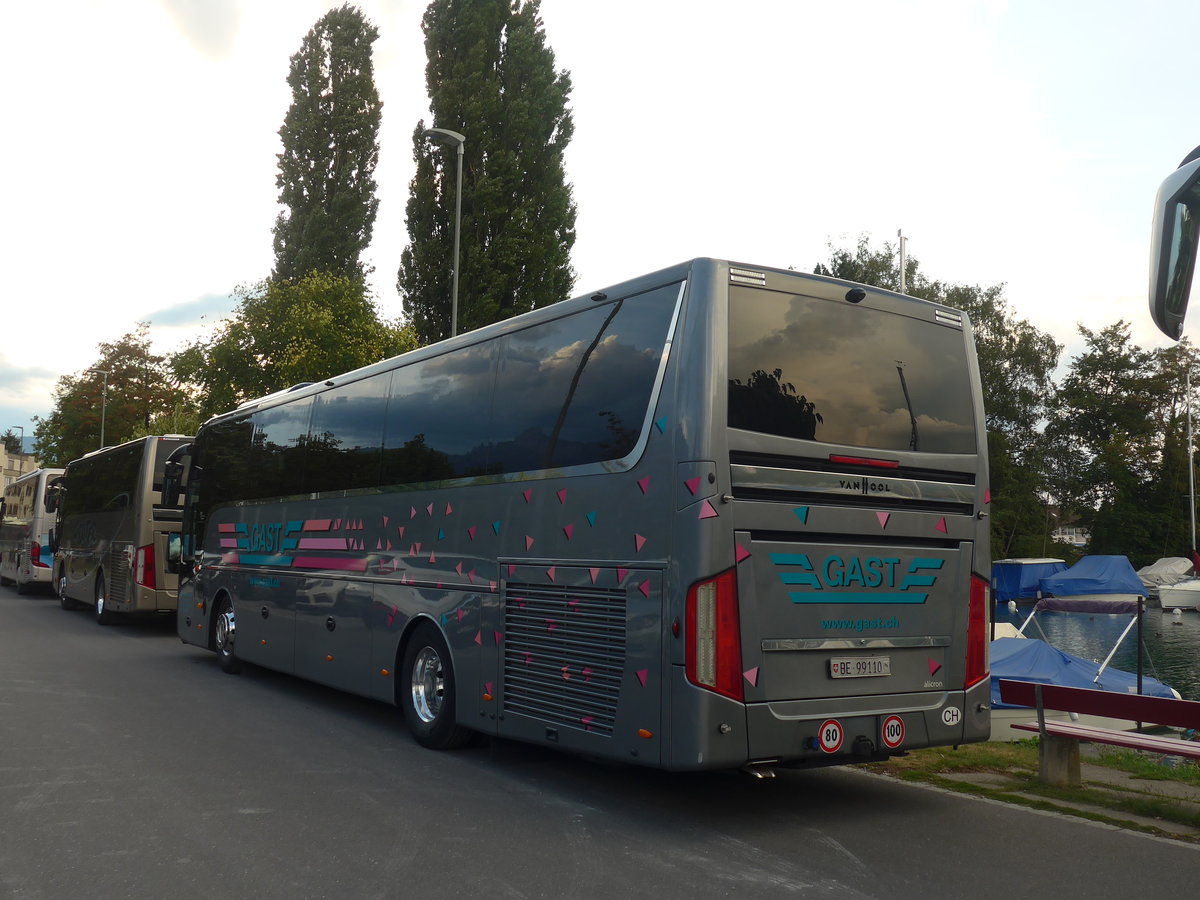 (196'187) - Gast, Utzenstorf - BE 99'110 - Van Hool am 23. August 2018 in Thun, Strandbad