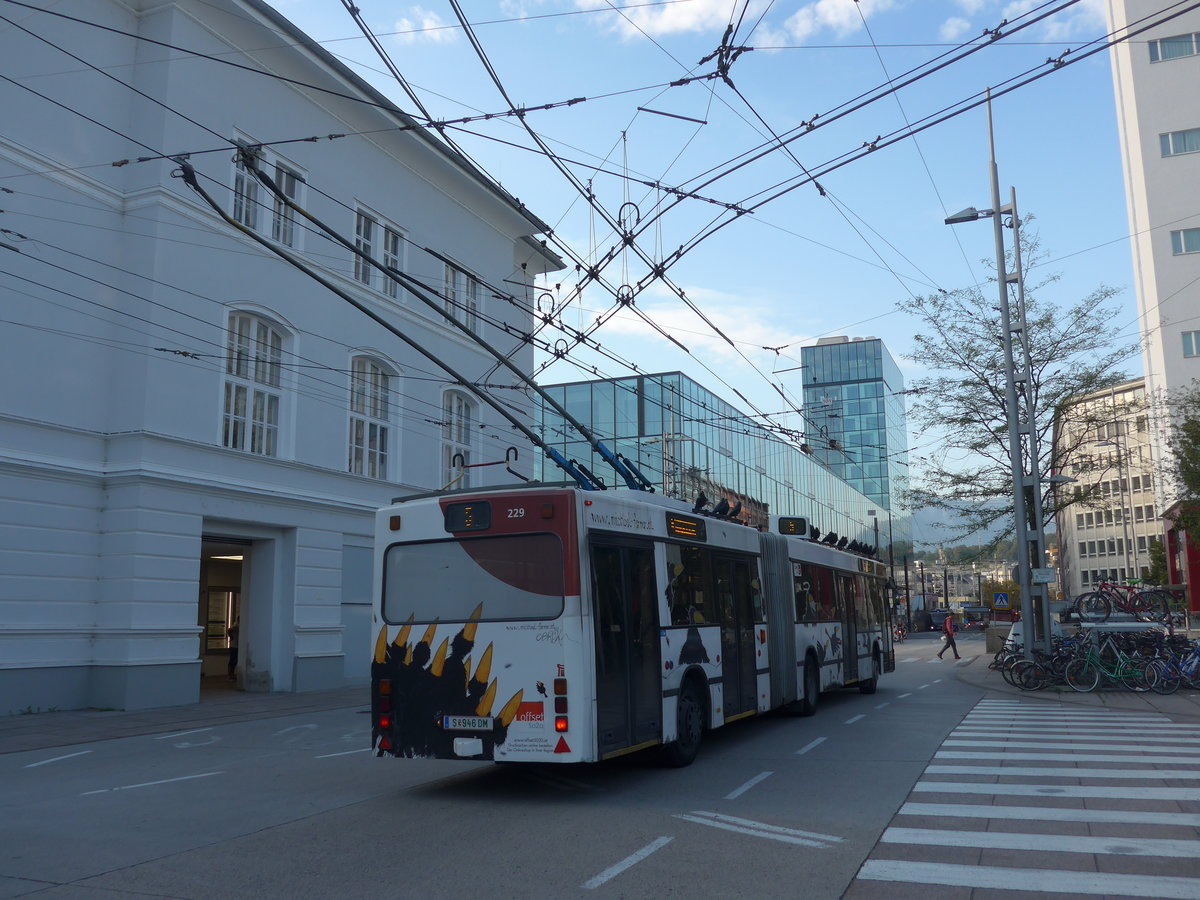 (197'028) - OBUS Salzburg - Nr. 229/S 946 DM - Grf&Stift Gelenktrolleybus (ex Nr. 9469) am 13. September 2018 beim Bahnhof Salzburg