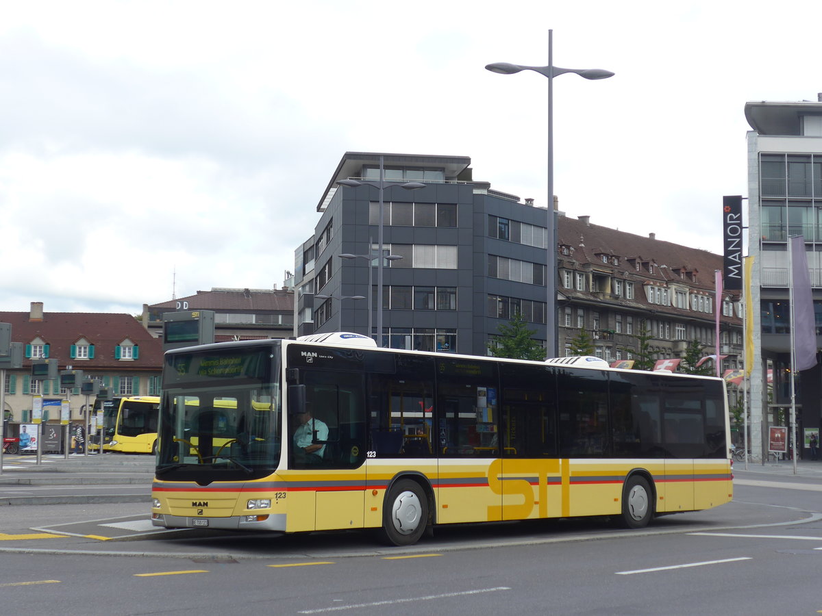 (197'963) - STI Thun - Nr. 123/BE 700'123 - MAN am 24. September 2018 beim Bahnhof Thun