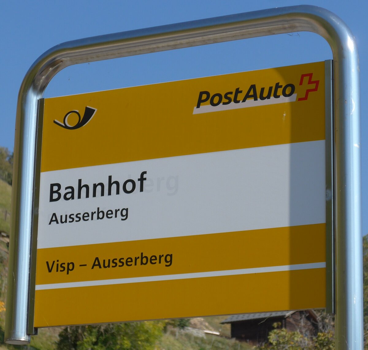 (198'269) - PostAuto-Haltestellenschild - Ausserberg, Bahnhof - am 14. Oktober 2018