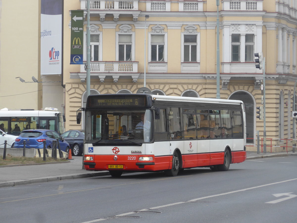 (198'623) - DPP Praha - Nr. 3220/AKV 85-13 - Renault-Karosa am 19. Oktober 2018 in Praha, Florenc