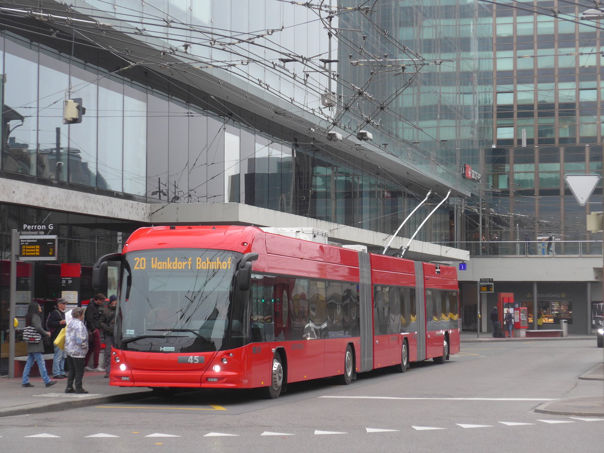 (199'063) - Bernmobil, Bern - Nr. 45 - Hess/Hess Doppelgelenktrolleybus am 29. Oktober 2018 beim Bahnhof Bern